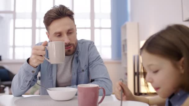 Egyedülálló Apa Kávét Iszik Kommunikál Lányával Reggeli Közben — Stock videók