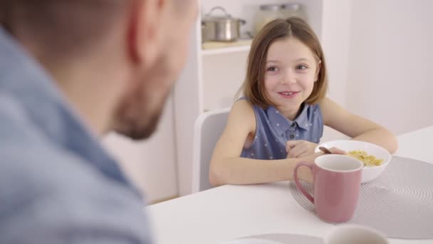快乐的孩子吃早餐 在家里和爸爸玩 和爸爸交流 — 图库视频影像