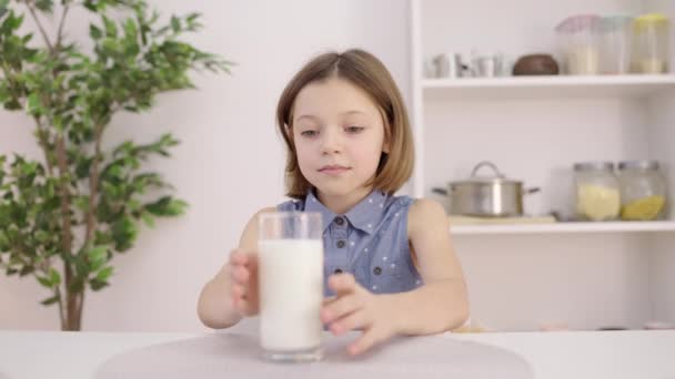 Glad Skolflicka Dricker Mjölk Från Glas Vitaminer Och Mineraler Kalcium — Stockvideo