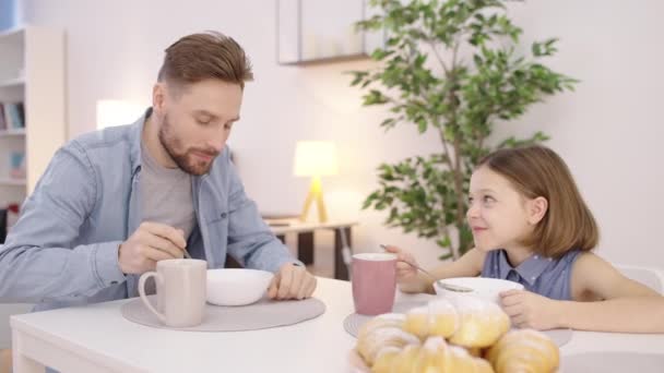 Любящий Отец Разговаривает Дочерью Завтракает Вместе Дома Семья — стоковое видео