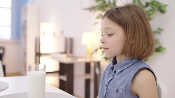 Glimlachend Mooi Meisje Drinken Smaak Biologische Melk Uit Glas Gezondheidszorg — Stockvideo