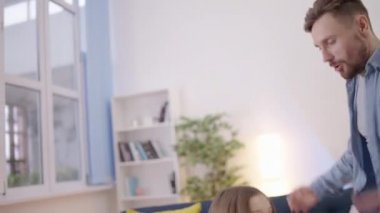 Neşeli kız zıplıyor, babasıyla vakit geçiriyor, birlikte dans ediyor, eğleniyor.