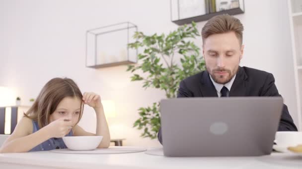 Zajęty Samotny Ojciec Zamykanie Laptopa Pozostawiając Córkę Samą Kuchni Uwaga — Wideo stockowe