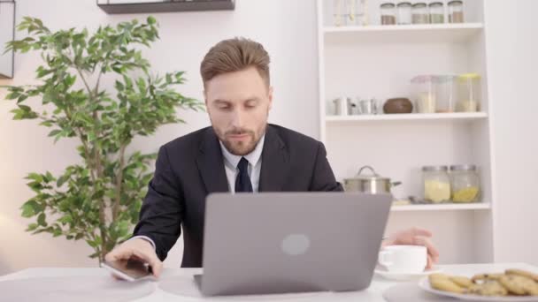 Rapidamente Empregado Masculino Bebendo Café Saindo Para Trabalhar Com Laptop — Vídeo de Stock