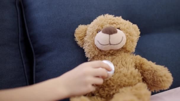 用听诊器检查泰迪熊的小孩 儿童保健 医疗服务 — 图库视频影像