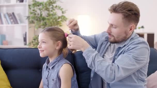 Père Aimant Faire Coiffure Fille Matin Prendre Soin Enfant — Video