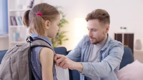Papa Mettant Masque Protection Sur Visage Fille Préparant Pour École — Video