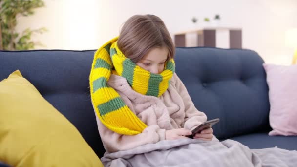 Ziek Vrouwelijk Kind Sjaal Spelen Online Spel Smartphone Seizoensgebonden Virus — Stockvideo