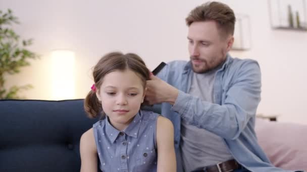 Alleinerziehender Vater Der Versucht Tochter Die Haare Machen Schwierigkeiten Der — Stockvideo