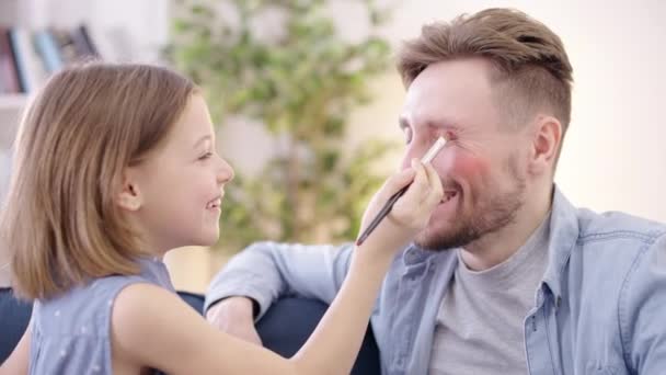 Sonriente Hija Aplicando Sombra Cara Del Padre Infancia Feliz Ocio — Vídeos de Stock