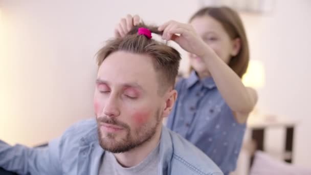 Filha Brincando Com Pai Paciente Penteado Maquiagem Conexão Familiar — Vídeo de Stock