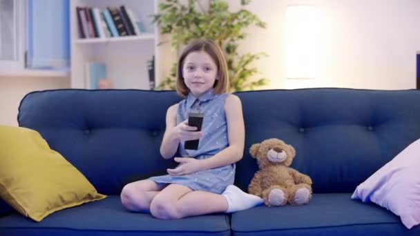 害怕的女孩闭上眼睛 在家里看恐怖片 父母在电视上控制自己 — 图库视频影像