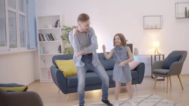 Criança Feliz Pai Dançando Juntos Casa Desfrutando Tempo Livre Juntos — Vídeo de Stock