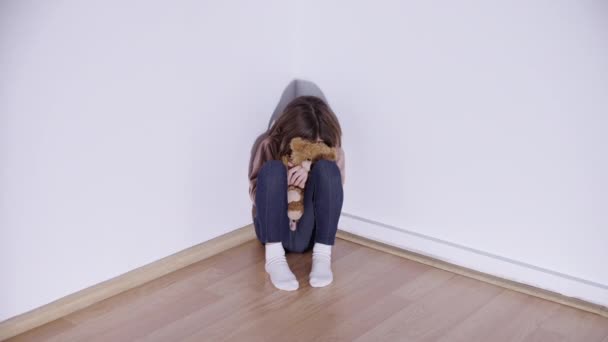 Eenzaam Huilend Kind Zittend Hoek Knuffelende Teddybeer Familieprobleem — Stockvideo