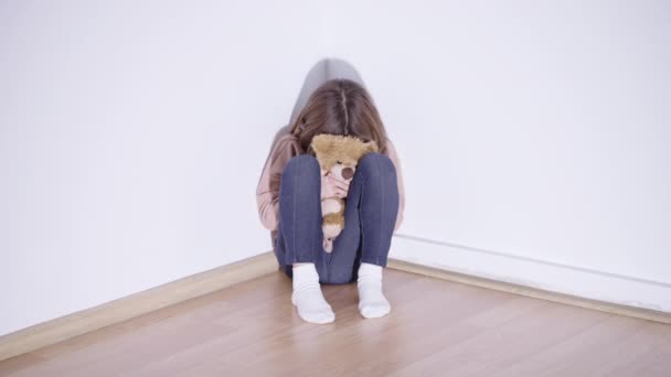 Menina Assustada Com Brinquedo Olhando Para Câmera Sentado Chão Abuso — Vídeo de Stock