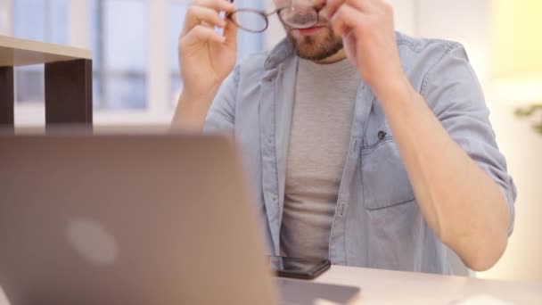 Gerente Sexo Masculino Sobrecarregado Sofrendo Tensão Pescoço Trabalhando Online Sintoma — Vídeo de Stock