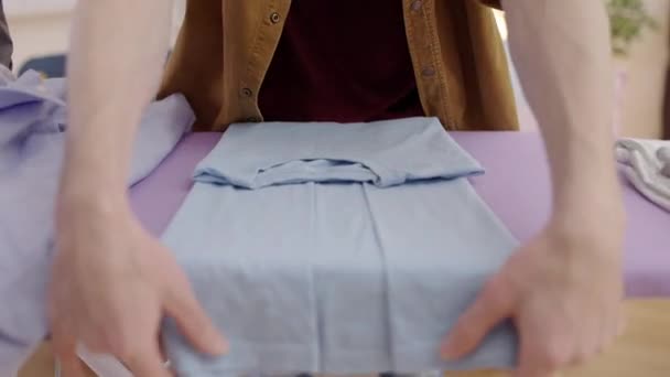 Geordneter Vater Faltet Kleidung Auf Bügelbrett Aufgeräumter Lebensstil Hauswirtschaft — Stockvideo