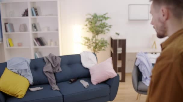 Geschokte Man Zoek Naar Rommelig Appartement Schoonmaak Service Huishoudelijke Klusjes — Stockvideo