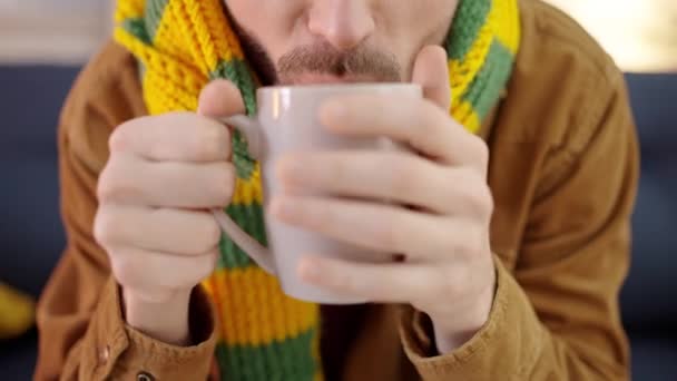 病性男性饮用热饮品 呼吸道感染 — 图库视频影像