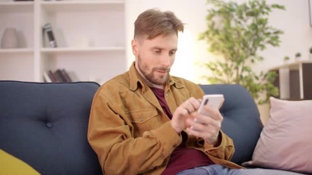 Handsome Man Scrolling Smartphone App Creazione Contenuti Social Network Blog — Video Stock