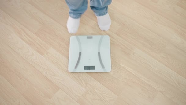 Obese Laki Laki Mengukur Berat Badan Berdiri Pada Skala Lantai — Stok Video