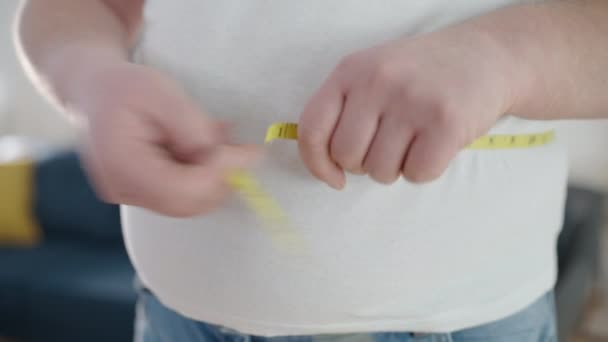 外加尺寸男性测量腰围 使用带子 控制体重 腹部脂肪 — 图库视频影像