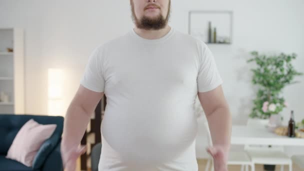プラスサイズ男性は過度の腹部の脂肪を触れます 不幸感 健康管理 — ストック動画