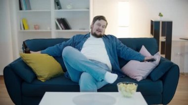 Tembel, şişman bekar, televizyonla konuşan, kanepede bira içen, sağlıksız bir yaşam tarzı olan.