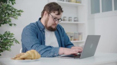 Kahve içen gazeteci, evde dizüstü bilgisayarda yazan yaratıcı fikirler, içerik