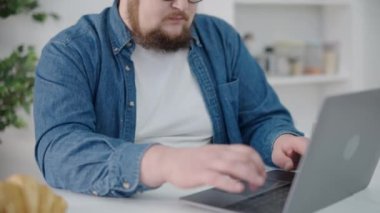 Şirket yöneticisi dizüstü bilgisayarda e-posta yazıyor, kahve içiyor, modern teknoloji