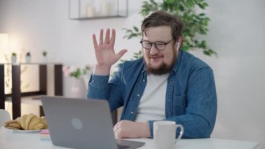 Heyecanlı genç adam arkadaşlarıyla bilgisayar uygulaması ve modern teknoloji ile konuşuyor.