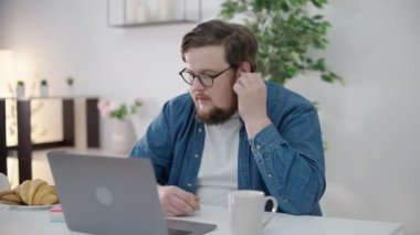 Kulaklıklı Freelancer yönetici ile çevrimiçi, sanal takım, iletişim