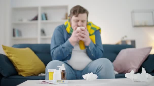 Übergewichtiger Mann Schal Trinkt Hause Heißen Tee Fühlt Sich Kalt — Stockvideo
