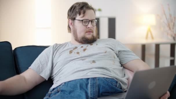 Disorganized Overweight Man Glasses Typing Laptop Eating Hot Dog Hygiene — Stock Video