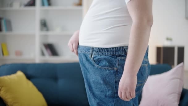 Пухлый Мужчина Примеряет Брюки Большого Размера Эффективное Питание Результаты Похудения — стоковое видео