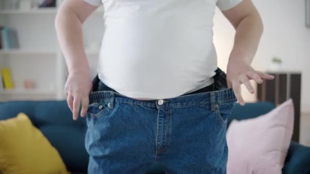 Männchen Trägt Oversize Jeans Gewichtsreduktionsprogramm Gesundheitsfürsorge Stoffwechsel — Stockvideo