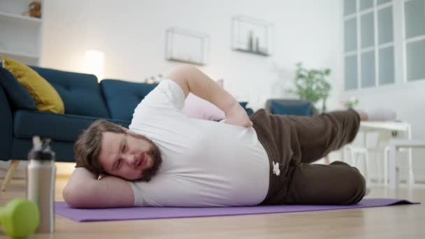 Homme Joufflu Faire Exercice Sur Tapis Faire Des Efforts Pour — Video