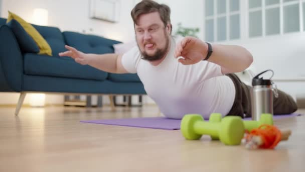 Αστεία Παχουλό Αρσενικό Αγωνίζονται Εκπαιδεύσει Στο Σπίτι Στο Στρώμα Άσκησης — Αρχείο Βίντεο