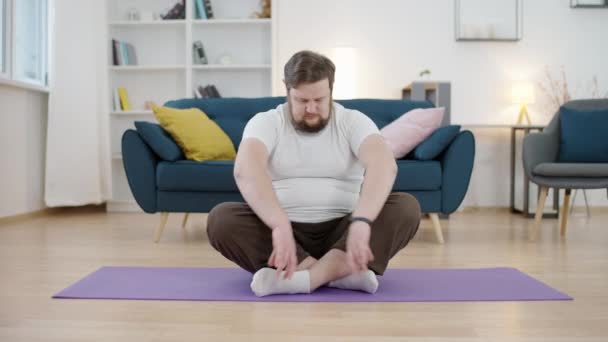 Homme Relaxant Méditant Dans Pose Lotus Maison Assis Sur Tapis — Video