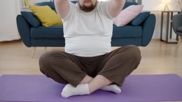 Överviktiga Manliga Utövar Yoga Hemma Meditera Lotus Pose Hälsosam Livsstil — Stockvideo