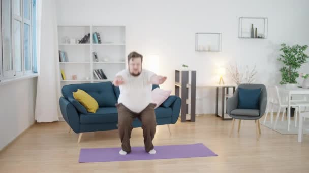 Homme Surpoids Drôle Faisant Exercice Matinal Sentant Fatigué Activité Physique — Video