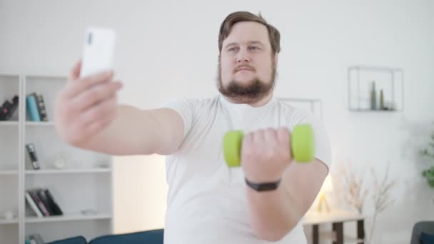 Homme Surpoids Posant Pour Smartphone Selfie Avec Haltère Confiance Soi — Video