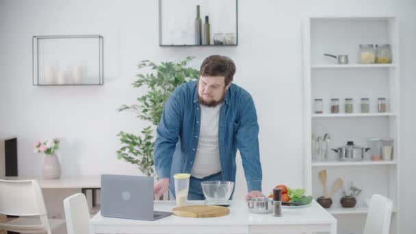 Hombre Que Mide Porción Arroz Escalas Cocina Viendo Video Recetas — Vídeo de stock