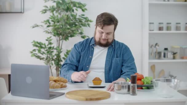 Triste Homem Gordo Olhando Para Muffins Mesa Carboidratos Ruins Escolha — Vídeo de Stock