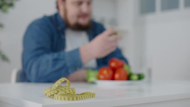 Pomiar Taśmy Stole Człowiek Jedzący Warzywa Tle Kalorie — Wideo stockowe