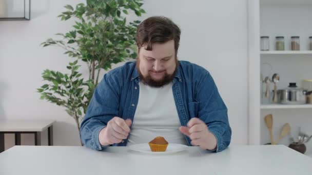 Nervös Överviktig Man Med Söt Muffins Handen Diet Utmaning Näring — Stockvideo