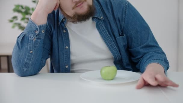 Maschio Obeso Depresso Guardando Mela Sul Piatto Difficoltà Dieta Calorie — Video Stock