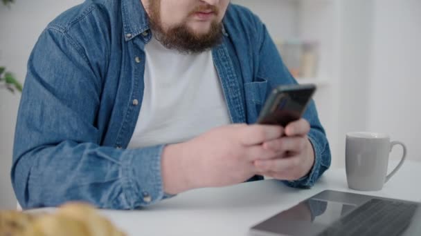 Mężczyzna Freelancer Pracuje Laptopie Pomocą Aplikacji Online Smartfonie Wiedza — Wideo stockowe