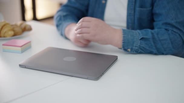 Hombre Joven Apertura Computadora Portátil Viendo Vídeo Consulta Línea Aprendizaje — Vídeos de Stock