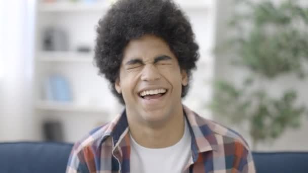 Schattige Biracial Jongen Oprecht Lachen Cam Plezier Hebben Goed Gevoel — Stockvideo